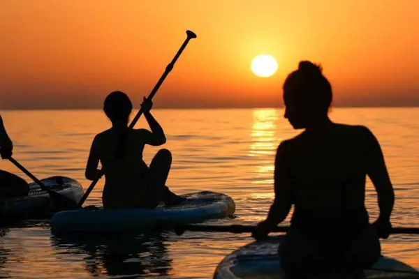 Sunrise on a SUP: the concert on the water that brings you peace, even in August.