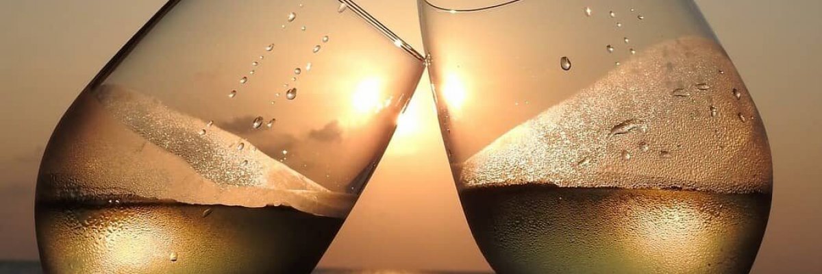 HAVE YOU EVER TASTED WINE WITH YOUR FEET ON THE SAND? YOU CAN DO IT IN BELLARIA IGEA MARINA!