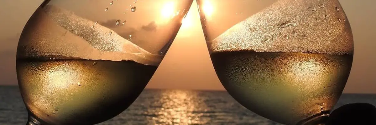 Haben Sie schon einmal Wein mit den Füßen im Sand probiert? SIE KÖNNEN ES IN BELLARIA IGEA MARINA TUN!