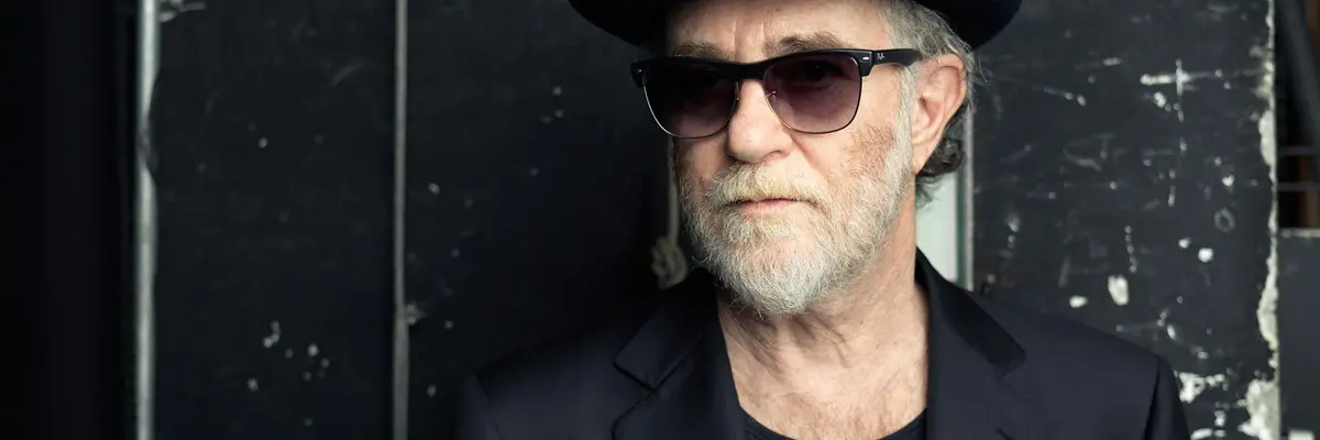 La visite de De Gregori s'arrête en Romagne, à quelques kilomètres de la plage d'Igea Marina dans la magique Villa Torlonia