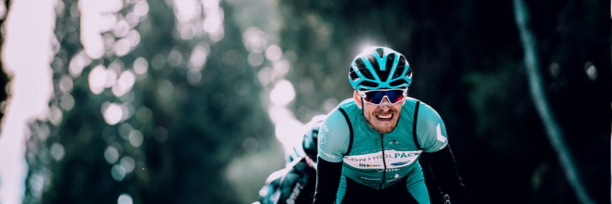 IMMAGINATI IN SPIAGGIA IN ROMAGNA A FARE IL TIFO PER IL TUO CICLISTA PREFERITO DEL TOUR DE FRANCE