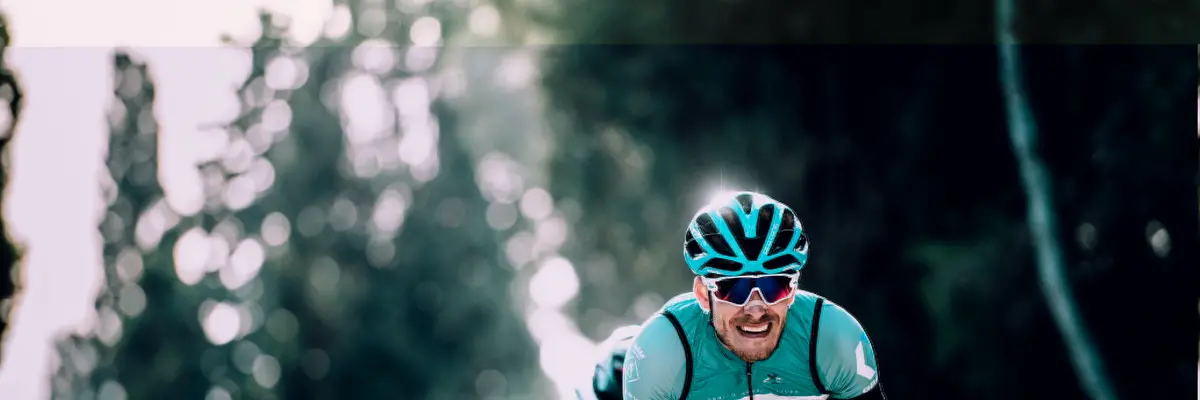 STELLEN SIE SICH VOR, SIE SIND AM STRAND DER ROMAGNA UND feuern IHREN LIEBLINGSRADFAHRER DER TOUR DE FRANCE AN