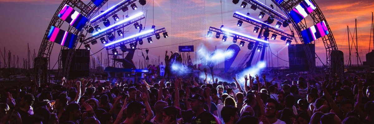 Rimini au coucher du soleil entre sardines, cocktails et DJ célèbres de toute l'Europe