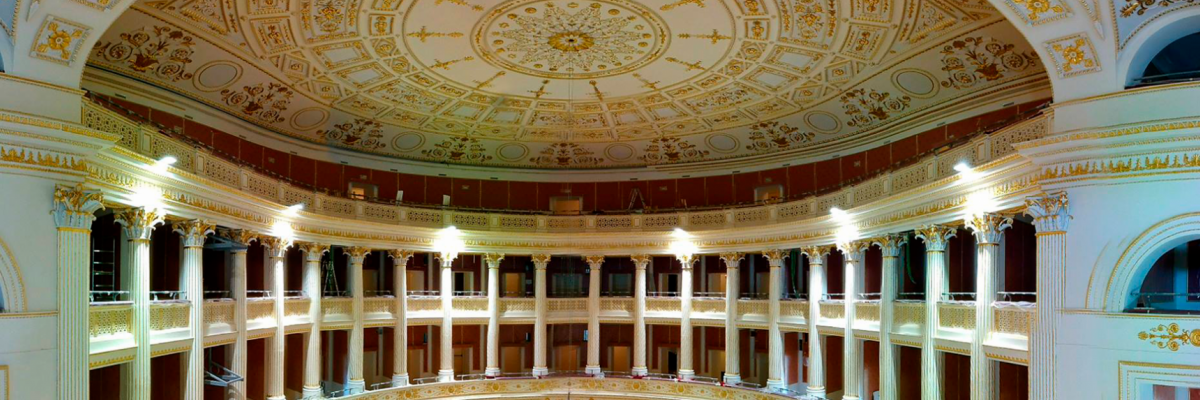 VACANCES ÉLÉGANTES À BELLARIA IGEA MARINA? SI: LE THÉÂTRE GALLI RELEVE SA TENTE DE THÉÂTRE